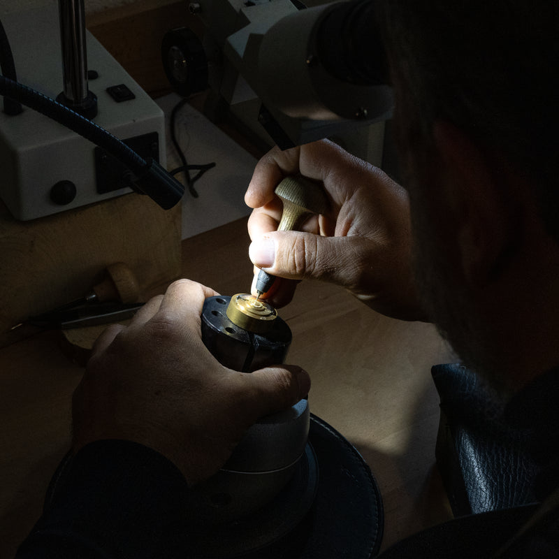 LOUIS ERARD Excellence, Le Régulateur Louis Erard x Cédric Johner Mauve